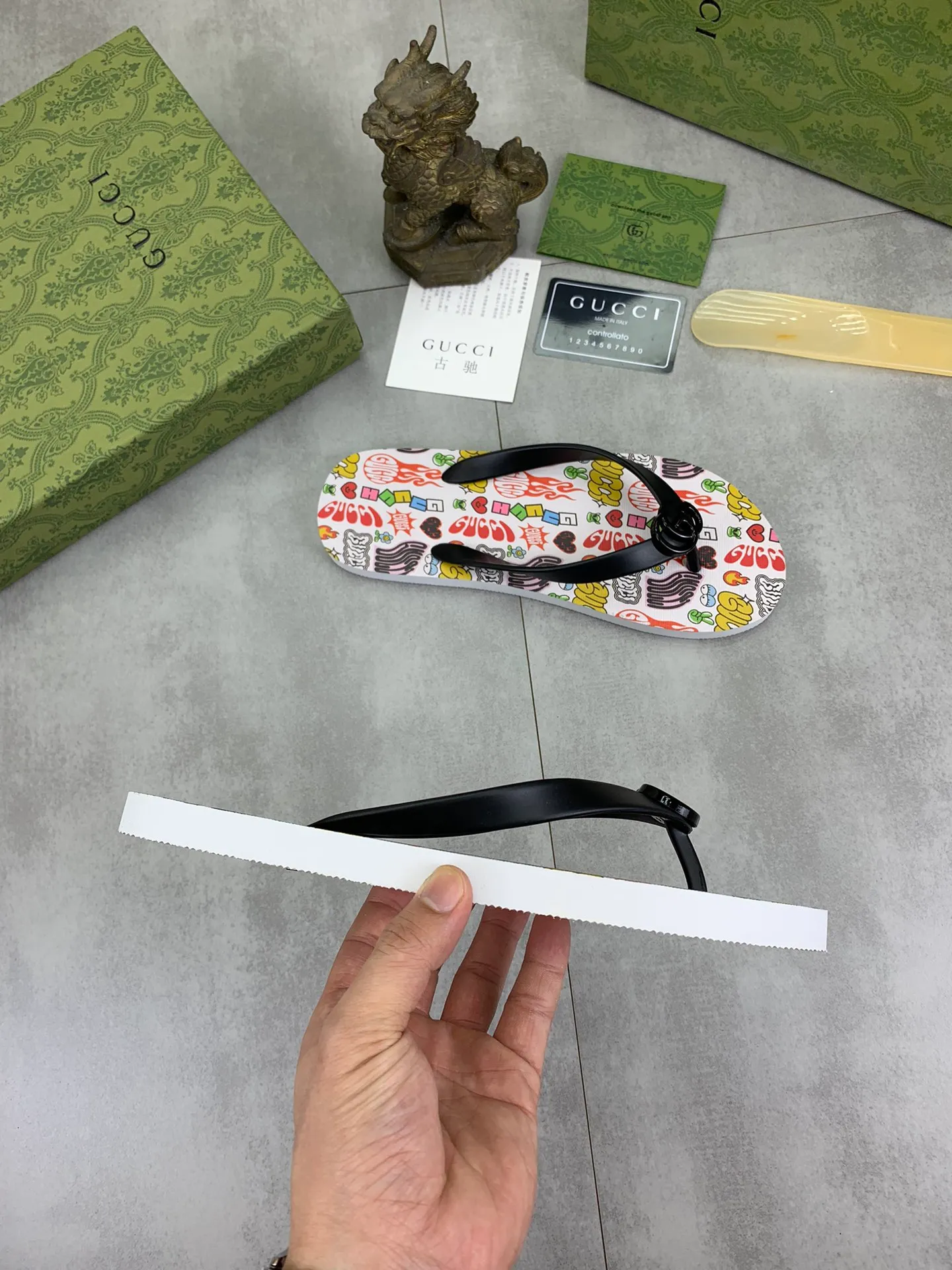 Men's men's shoes 💰P220💰【New style】🆘【GUCCI】Official website's popular Gucci adult couple 🧑‍🤝‍🧑 style, children's flip-flops are on sale at the counter simultaneously! Original fabric imported from Italy. Original bottom provided by the original factory. Size: Adult 36-45. Children’s size: 30-37. Multiple colors available.